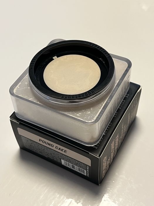 Pudra Huda Beauty