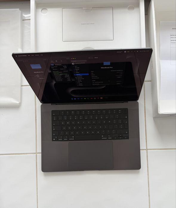 MacBook Pro 16" M4 Pro 14 CPU 20 GPU cores.