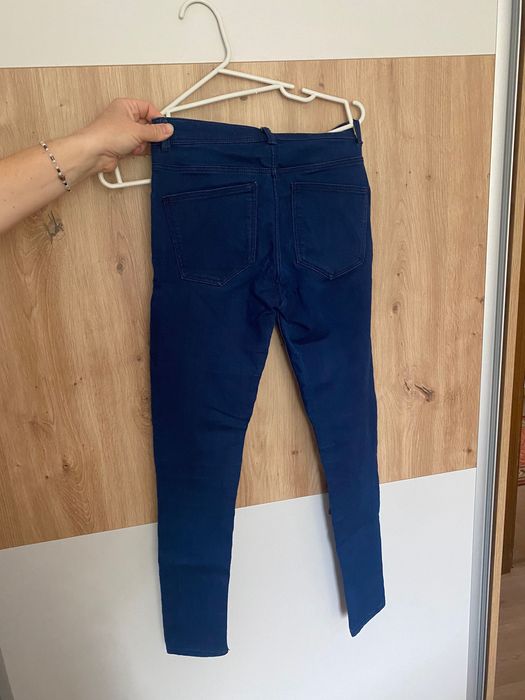 Сини дънки с цепка на коленете