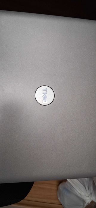 Продавам лаптоп Делл