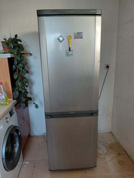 Хладилник с фризер Samsung