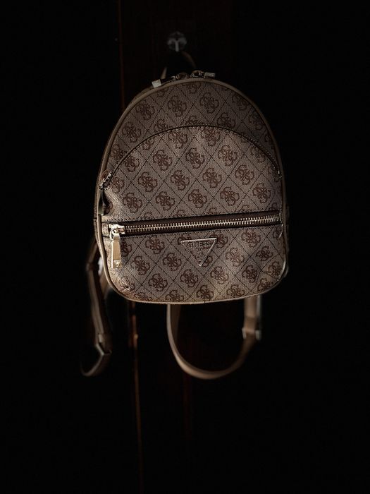 Дамска раница Guess