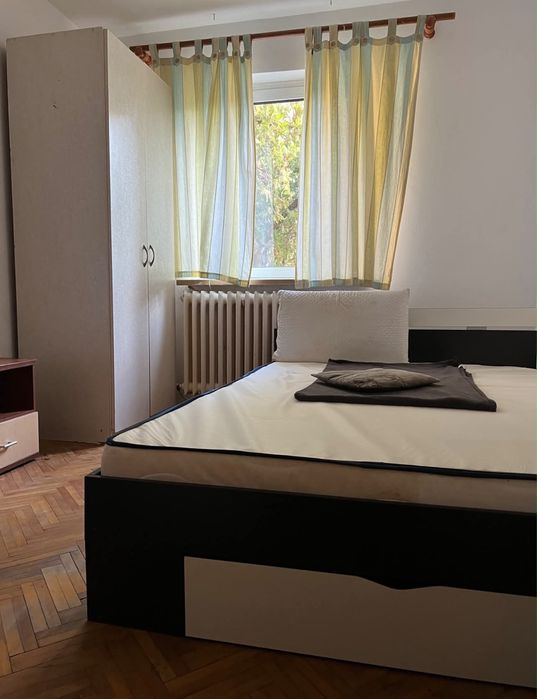 Caut 2 colegi /colege ,pentru inchirierea unui  apartament cu 3 camere decomandat ,situat la 5 minute de mers pe jos de Palas.