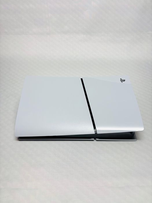 PS5 Digital Edition ca nou (2 luni) + controller + jocuri digitale