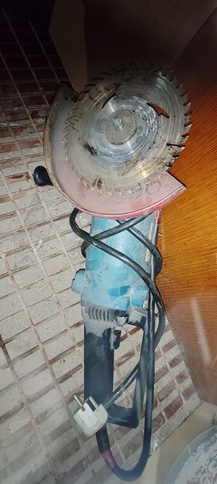 Продается болгарка б/у в рабочем состоянии.