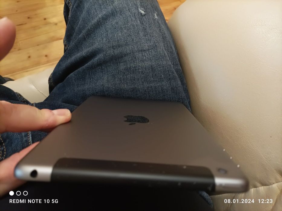 I pad mini 4 64GB металик светло сив отлично състояние! Орг.Протектор