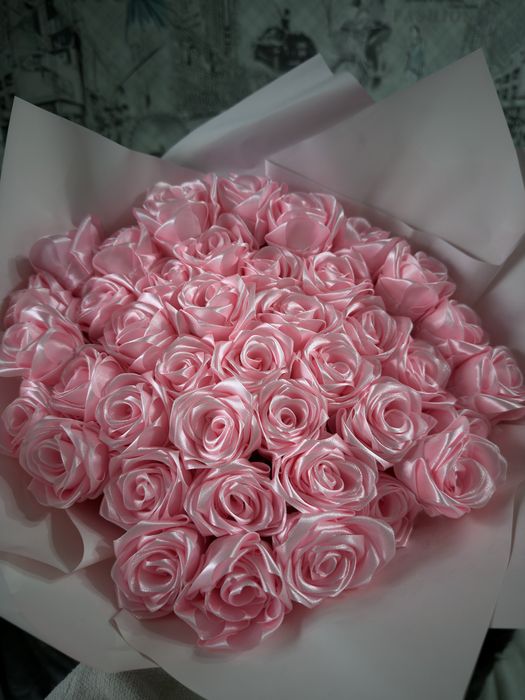 Розы из атласных лент