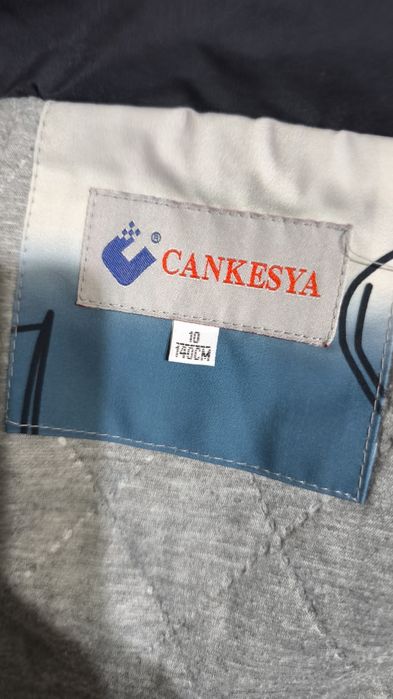 Продам куртку детскую