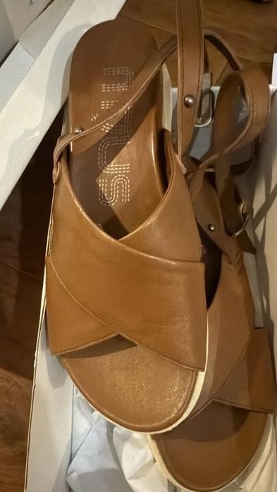 Чисто нови сандали