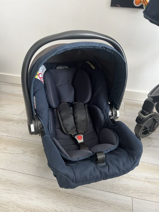 Vând cărucior 3 în 1 de la Graco Model Evo