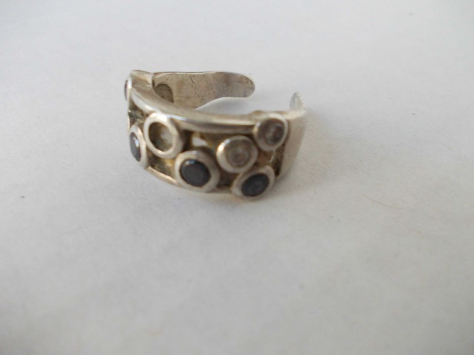 Inel vechi din argint cu pietre defect