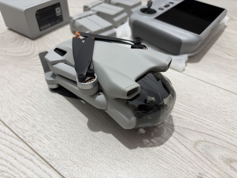 Drona DJI Mini 3 Fly More Combo + Smart Controller
