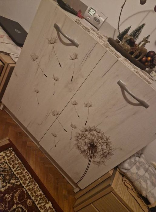 Ansamblu mobilier dormitor cu pat de colt dulapuri si rafturi supraetajate si saltea ortopedica cu aloe vera
