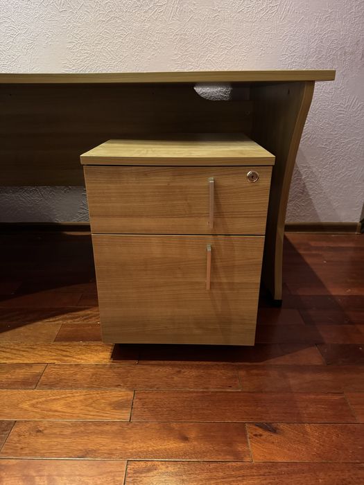 Офисный стол, тумба и кресло