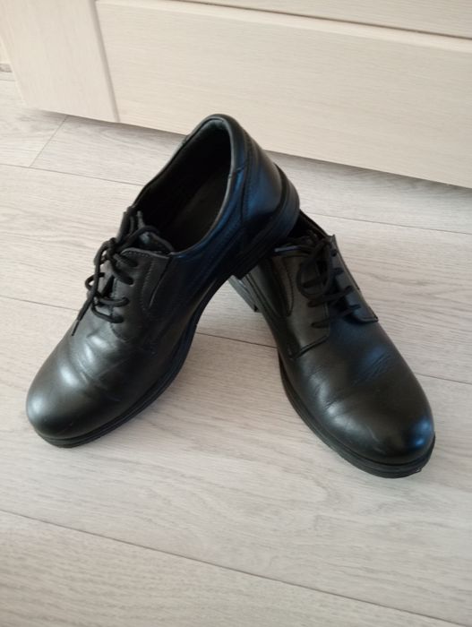 Продам детскую школьную обувь туфли