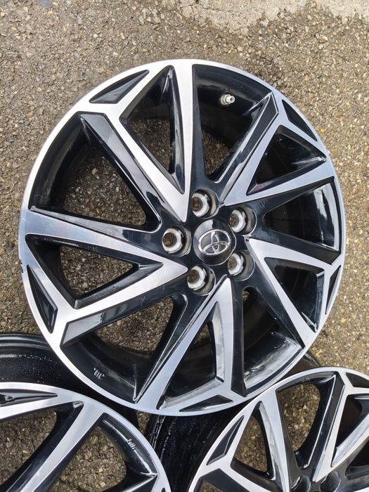 16" оригинални алуминиеви джанти за Toyota Yaris hybrid.