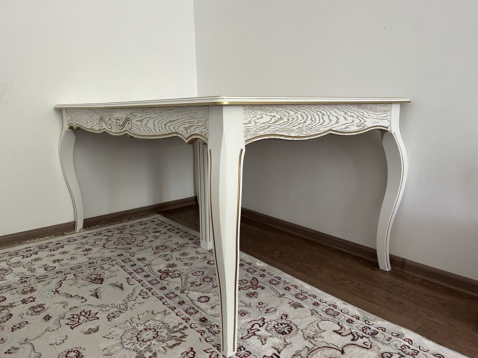 Стол со стулями для гостинной