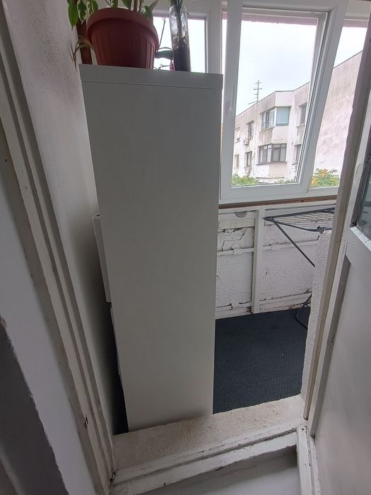 Vand etajera Kallax marca Ikea impreuna cu cutiile de depozitare