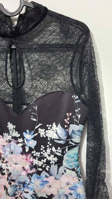 Елегантна черна рокля с флорален принт и дантелa – LIPSY London