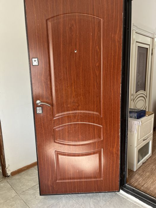 Продам железную входную дверь
