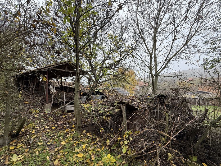 Къща с гараж равен и голям Двор!