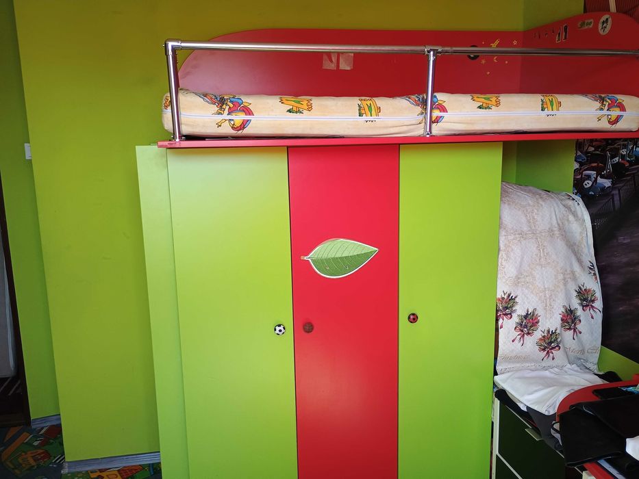 Pat copil etajat, cu dulap