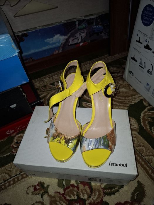 Яркие босоножки на танкетке