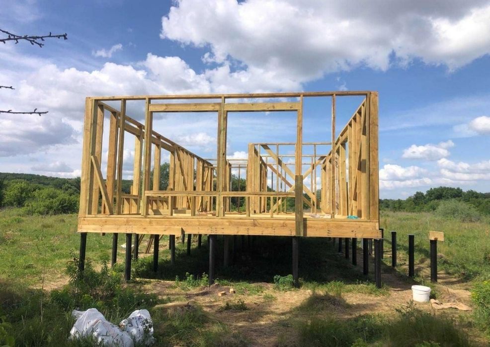 Метални винтове за навиване в земя.