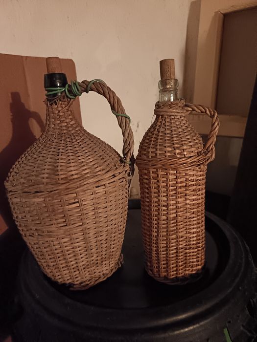 Продавам плетени стъклени дамаджани