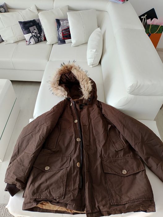 Vând geaca Parka cu blăniță,un produs ca și nouă,mărimea ,L, un pr