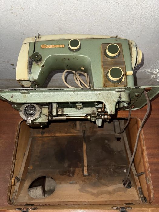 Шевна машина Naumann с маса и педал