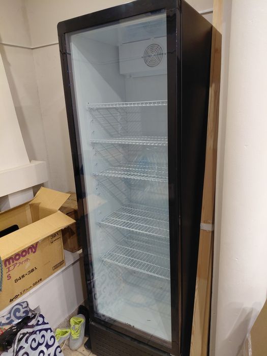 Продам витринный  холодильник