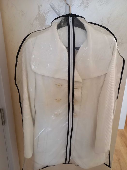 Бяло късо манто с ефектна яка