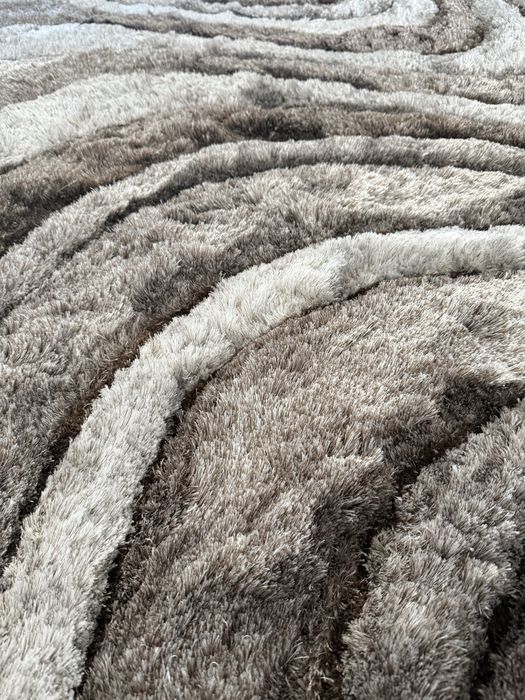 Красив модерен килим MIKA – модел FALKLAND-BEIGE, в елегантни бежово-кафяви нюанси и релефен абстрактен дизайн.