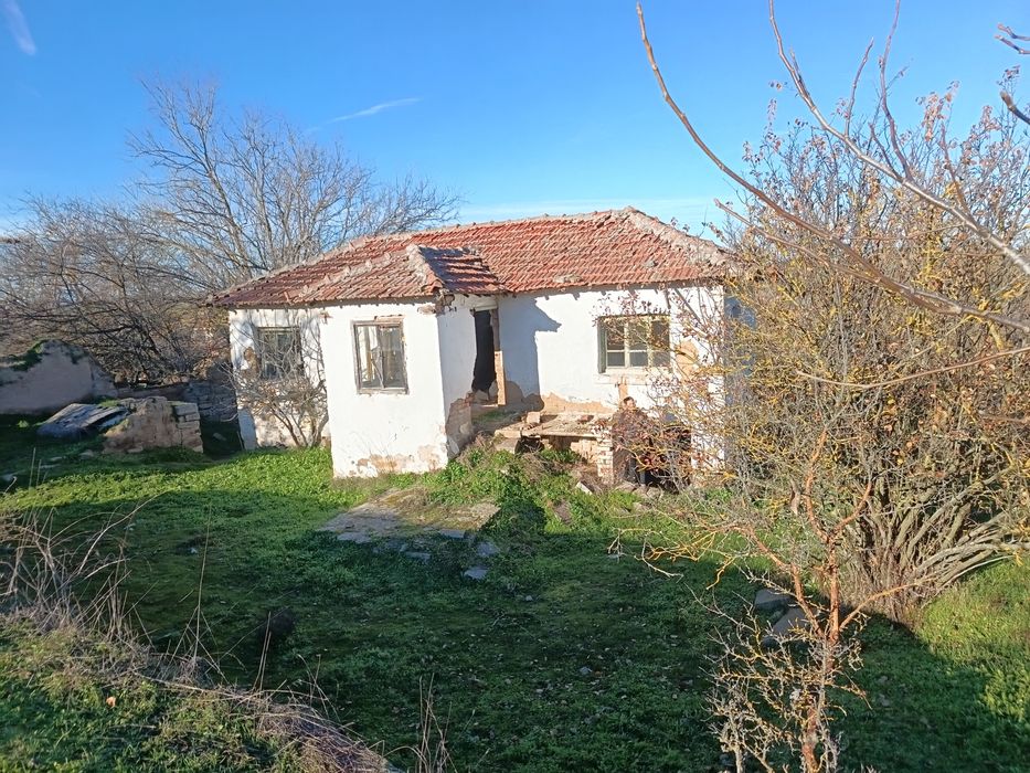 Едноетажна къща с мазе в Княжево