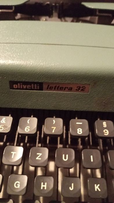 Mașină de scris vintage olivetti lettera 32