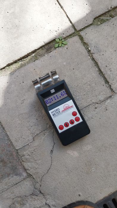Dispozitiv pentru masurarea umiditatii materialelor in cons