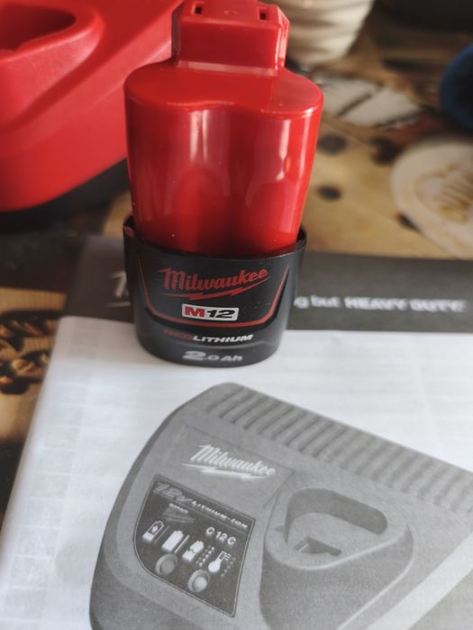 Încărcător  Milwalki+o baterie M12