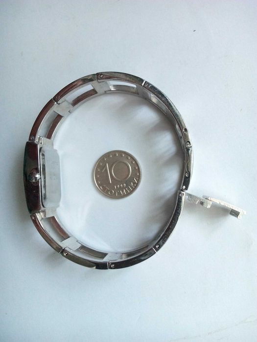 Стилен дамски часовник AVON гривна