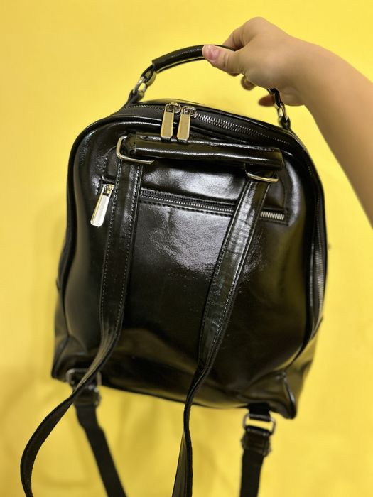 Лакированная сумка-рюкзак