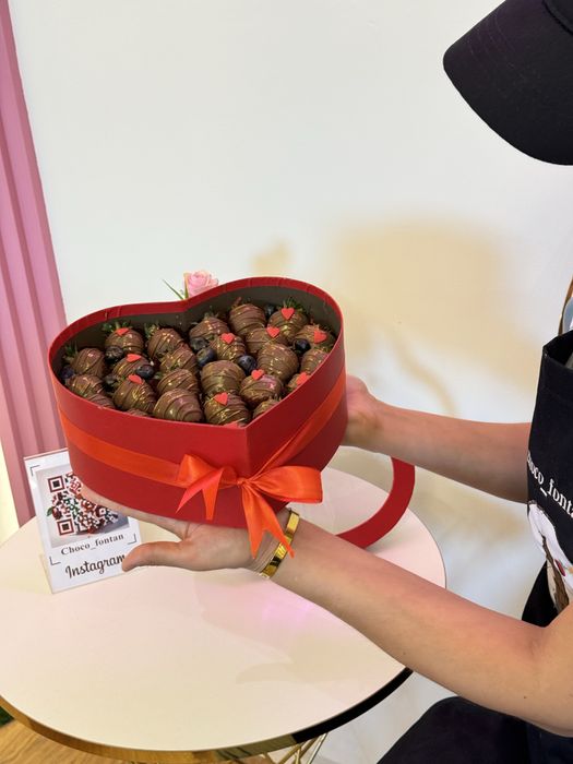 Подарочные боксы, клубника в шоколаде, цветы