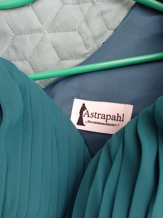 Продавам рокля  за повод