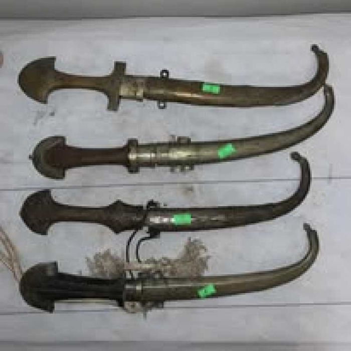 Cutit cu teaca din alama cu tenta arabeasca