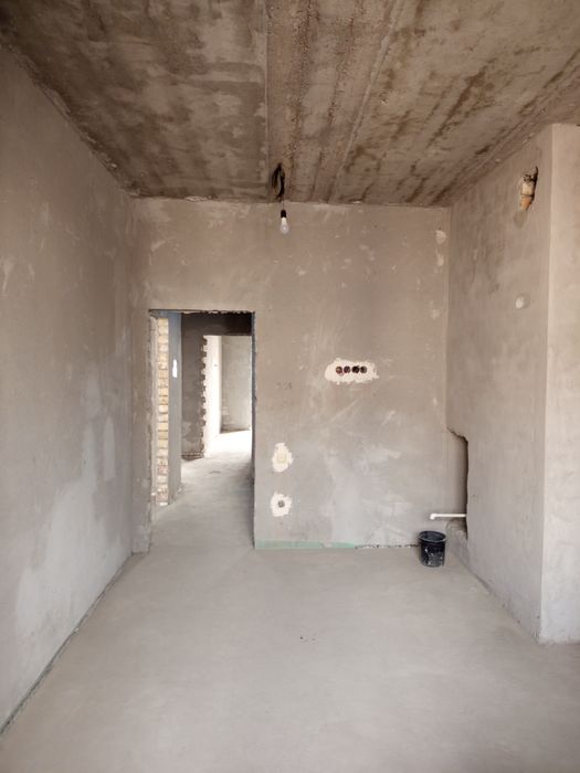 Sergeliy Quruvchilar daxasida  3 xonali 104 kv.m uy sotiladi. 12-METRO