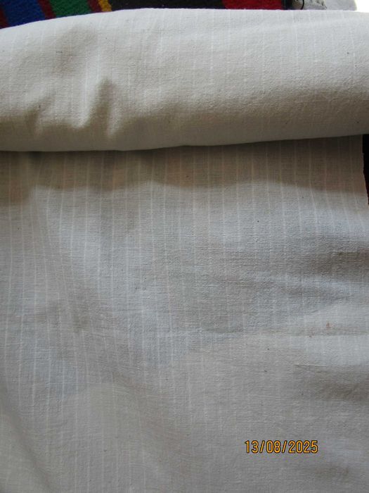 Бял автентичен кенарен плат без забележки