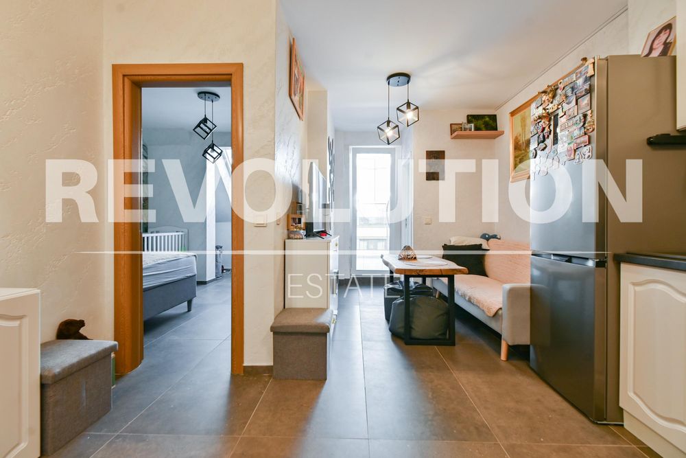 Продава се Двустаен апартамент в София, Център - 75 кв.м за 1972 €/кв.м - Снимка #2