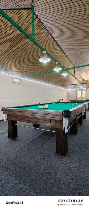 2 комплект бильярд столлари (шарлари ва кийлари билан) сотилади.