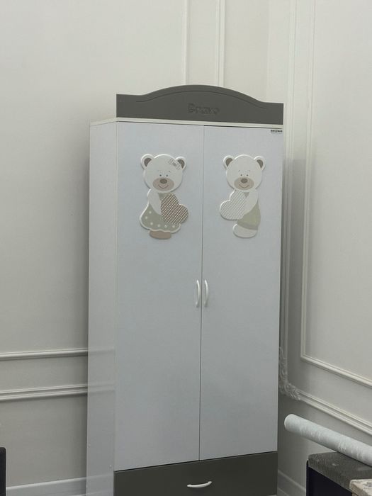 Detski kravat i shkaf