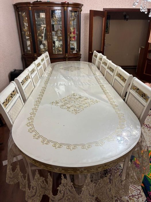 Продаем стол с 12 стульями