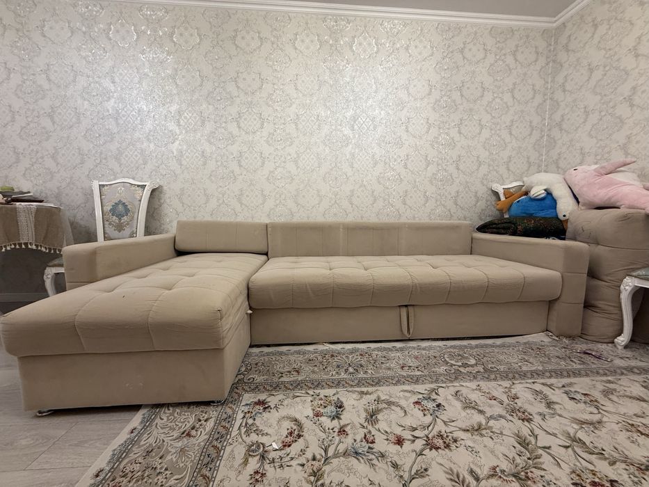 Угловой диван в бежевом цыете